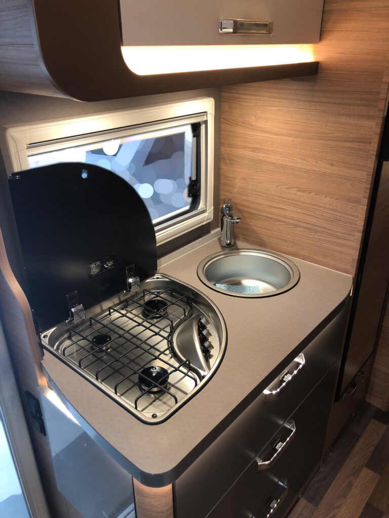 Innenansicht der Küche des Wohnmobils